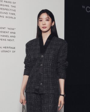 Lee Chung-ah Instagram - 🖤
@chanelofficial x @friezeofficial 

🔗 In truth, maybe everything is connected and the more I work, the more I realize - Lim minouk

#Chanel #샤넬아트앤컬쳐