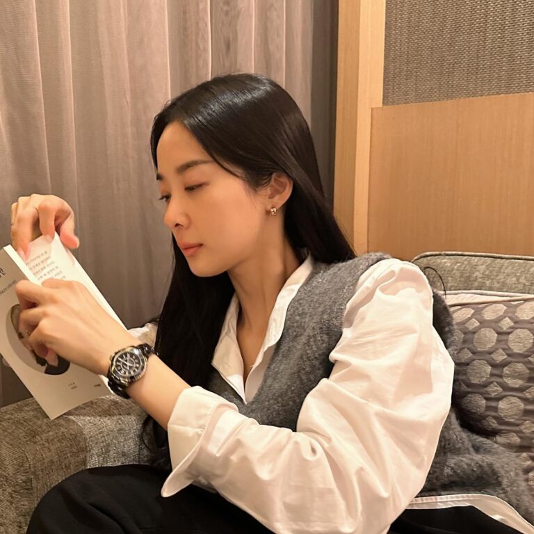 Lee Chung-ah Instagram - time to go 🏊🏻‍♀️ #AD @chanelofficial #CHANEL #J12 #CHANELwatches