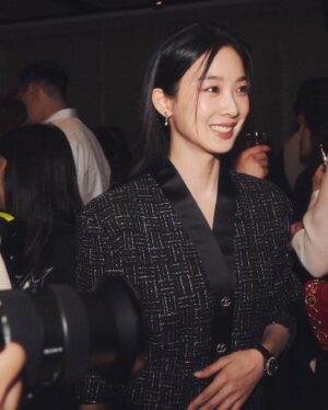 Lee Chung-ah Instagram - 🖤
@chanelofficial x @friezeofficial 

🔗 In truth, maybe everything is connected and the more I work, the more I realize - Lim minouk

#Chanel #샤넬아트앤컬쳐