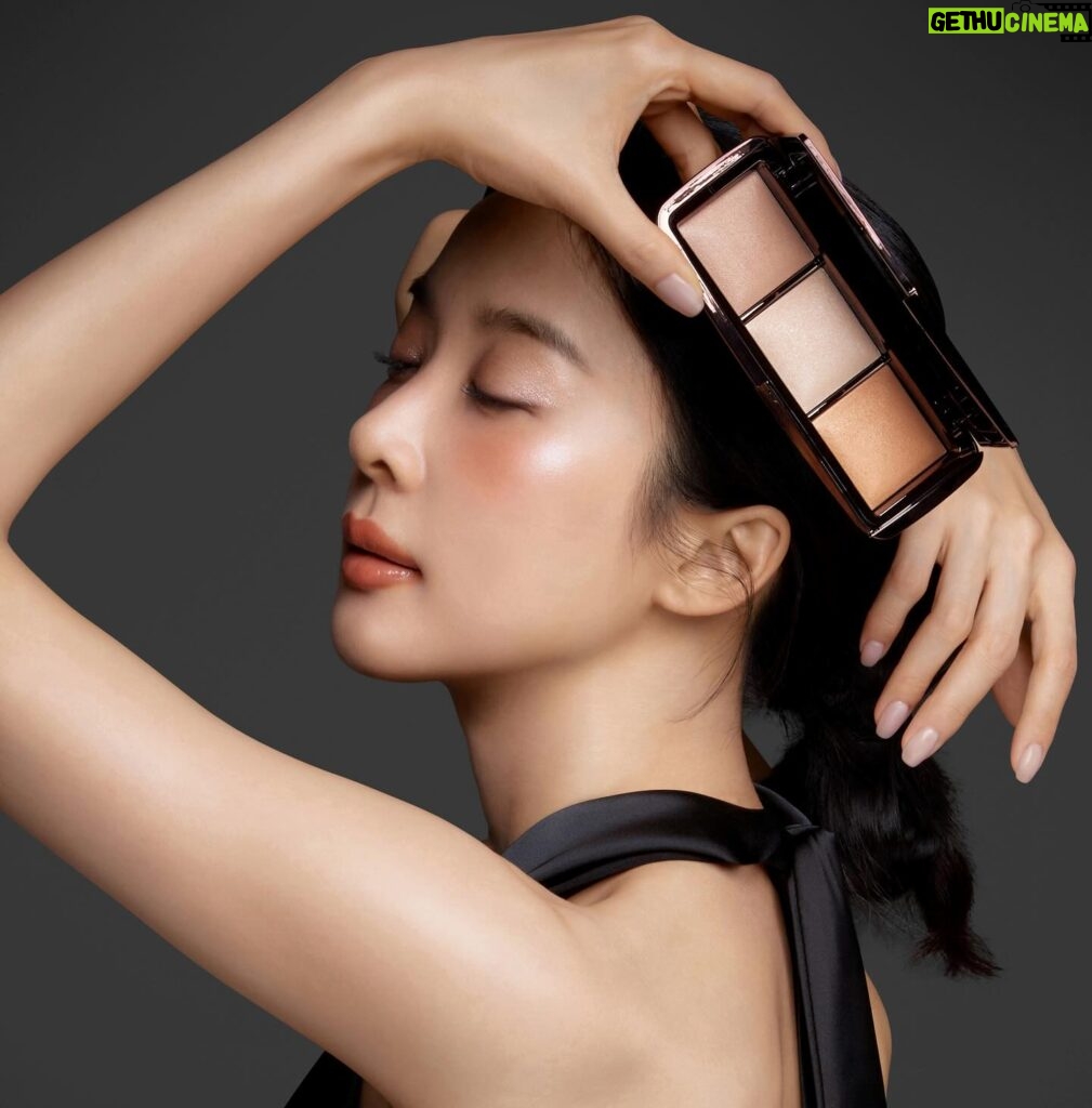 Lee Chung-ah Instagram - @hourglasscosmetics Pick your Color💄 HOURGLASS 💄 #AD #광고모델 #아워글래스 #팬텀볼류마이징글로시밤 #WISH #청아코랄 #HOURGLASS #PHANTOMVOLUMIZINGGLOSSYBALM #AMBIENTLIGHTINGPALETTE