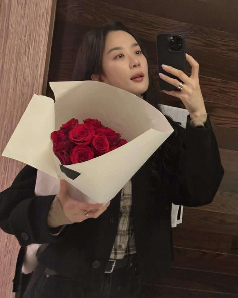 Lee Chung-ah Instagram - 🌹🌹🌹 Saint Roses @ysl Cant wait until Tuesday