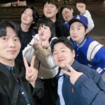 Lee Gook-ju Instagram - 즐거운 주말 오랜만에 대학로에서 @s_h1210 아우 공연 보기 #나의ps파트너 . 월요일 아침에 맛있게 해장 테니스 치려고 모여서 한잔!!!! 과연 다 나왔을까???ㅋㅋㅋㅋㅋㅋ . 현실은 빨리 해장국 먹고 싶다!!