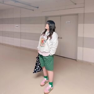 Lee Gook-ju Instagram - 초록좋아💚
아직 반바지는 아닌가.. 에취
#패셔니스타 는 패션도 앞서가지만 계절도 앞서가야 한다🥶
.
.
티는 @jjoodangdang #쭈당당에 판매 중이구
바지는 곧 입고 예정 이랍니다 ✌🏻