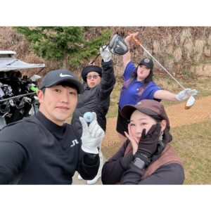 Lee Gook-ju Instagram - 날씨 눈치게임 실패!!
3월이라 더울줄 알고 반팔입고 갔는데.. 비까지 와서🫢
오들오들 떨었지만..맴바가 좋으니까 재밌었지 말뭐!!
더 더워지기 전에 또 갑시다 더우면 난 못해🫠
#베어크리크춘천 에서 #춘천의아들 #양배차 와 절친아우들
#골린이 #테린이 #이국주 언제 으른되나...