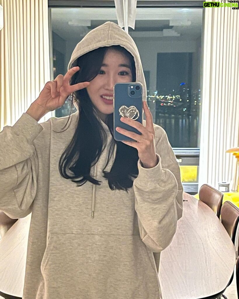Lee Hae-ri Instagram - 요즘 내 출근 유니폼 그리고 엄마 발이 포근한 내사랑 바부🤎