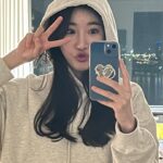 Lee Hae-ri Instagram – 요즘 내 출근 유니폼 
그리고 엄마 발이 포근한 
내사랑 바부🤎
