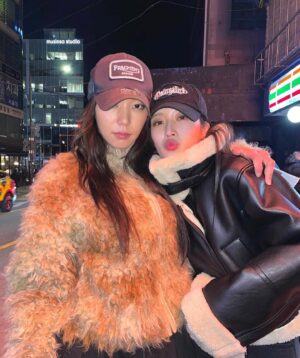 Lee Ho-jung Instagram - 🖤