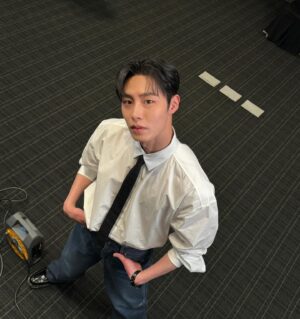 Lee Jae-wook Instagram - 🙋‍♂️🖤