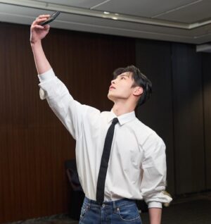 Lee Jae-wook Instagram - 🙋‍♂️🖤