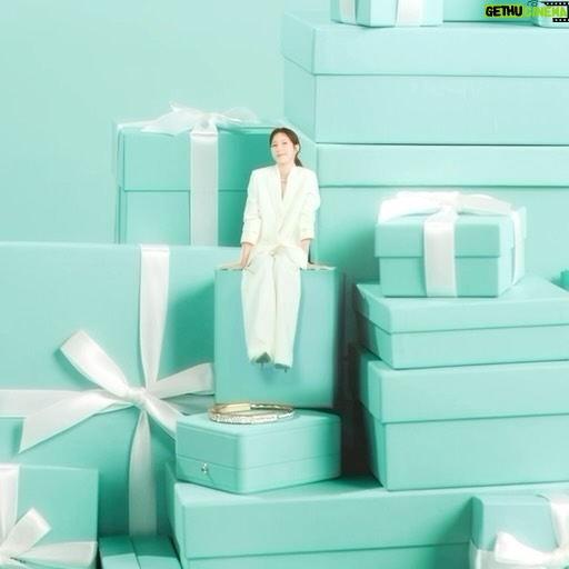 Lee Ji-ah Instagram - Happy Holidays with Tiffany! #TiffanyAndCo #ATiffanyHoliday #티파니앤코 #티파니홀리데이 @tiffanyandco 🎄🎁🧸