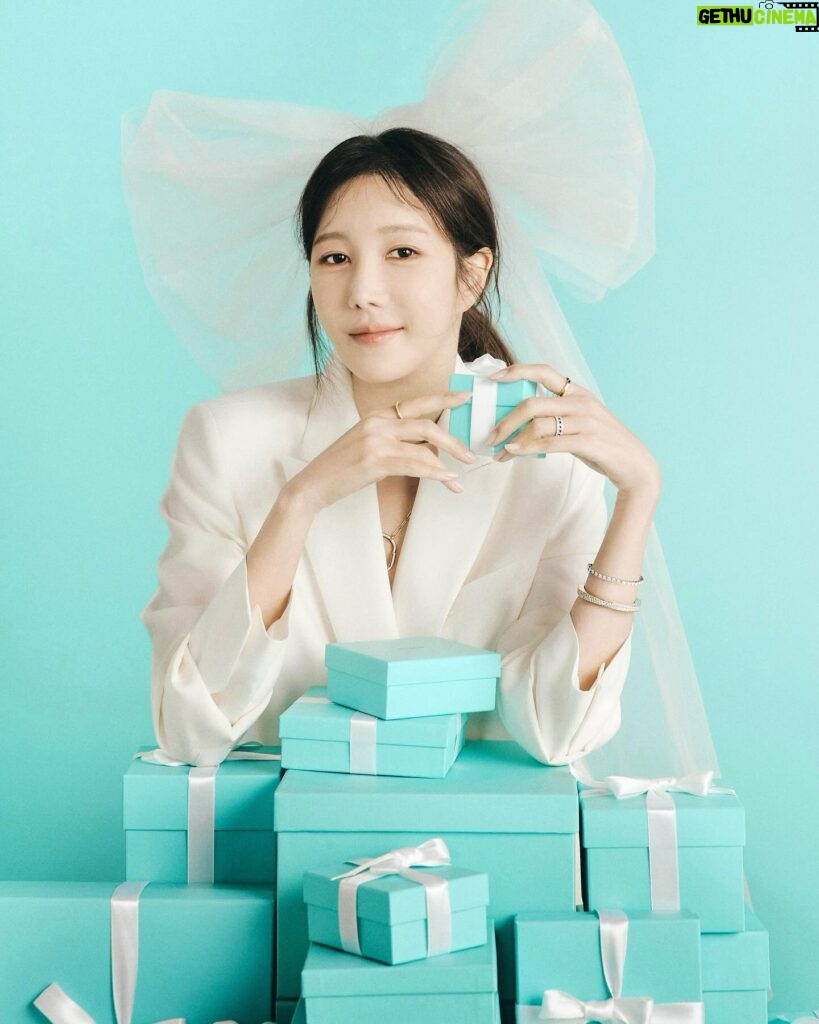 Lee Ji-ah Instagram - Happy Holidays with Tiffany! #TiffanyAndCo #ATiffanyHoliday 🎄🎁🧸 #티파니앤코 #티파니홀리데이 @tiffanyandco