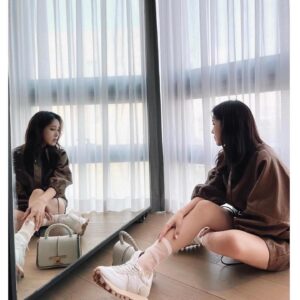 Lee Ji-ah Instagram - #TodsItalianBeauty #TodsFW22 #토즈 

TOD'S 2022 FALL-WINTER WOMEN’S COLLECTION 
#TodsItalianBeauty 컬렉션  2월 25일 금요일, 오후 5시 30분
크리에이티브 디렉터 발테르 키아포니(WALTER CHIAPPONI)가 선보이는 컬렉션을 @Tods 에서 👀