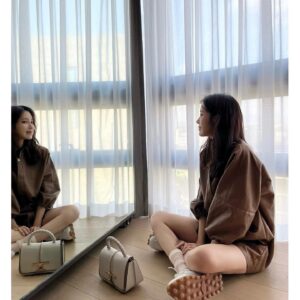 Lee Ji-ah Instagram - #TodsItalianBeauty #TodsFW22 #토즈 

TOD'S 2022 FALL-WINTER WOMEN’S COLLECTION 
#TodsItalianBeauty 컬렉션  2월 25일 금요일, 오후 5시 30분
크리에이티브 디렉터 발테르 키아포니(WALTER CHIAPPONI)가 선보이는 컬렉션을 @Tods 에서 👀