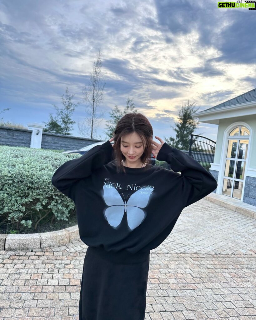 Lee Ju-bin Instagram - 🦋🖤