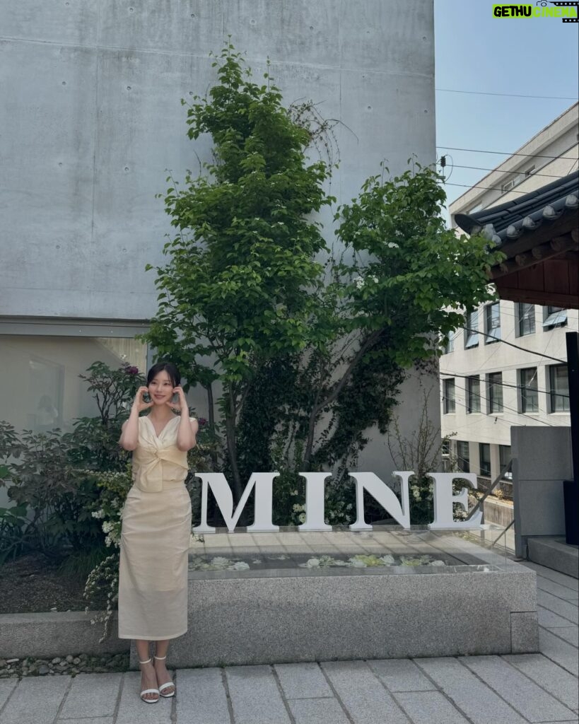 Lee Ju-bin Instagram - 4월의 날 좋은 날, 마인(@mine___official )과 의미있는 순간들을 함께 했어요. 고급스럽고 우아한 소재와 디자인, 거기에 실용성까지 갖춘 마인의 컬렉션과 의미있고 찬란한 순간을 함께해요🌿🍀 #광고 #마인 #meaningful_moment