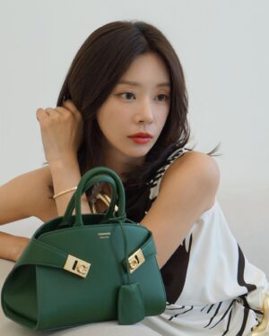 Lee Ju-bin Instagram - 🖤 💚🖤
@ferragamo #페라가모