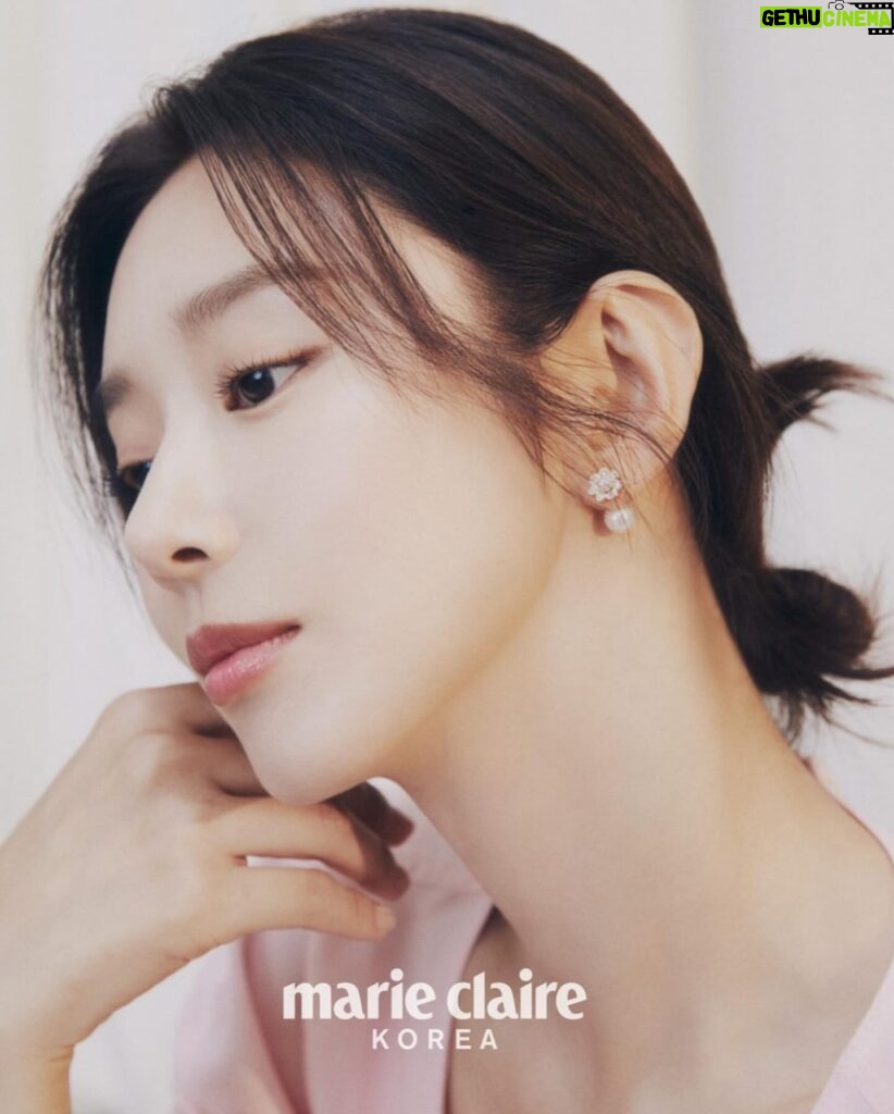 Lee Ju-bin Instagram - MINE X marieclaire 봄의 설레임과 함께한 행복한 촬영이었습니다💚💜 #마인 #마리끌레르코리아