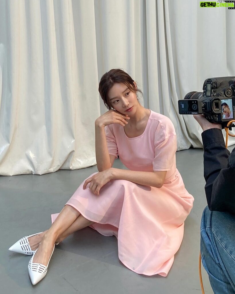 Lee Ju-bin Instagram - MINE X marieclaire 봄의 설레임과 함께한 행복한 촬영이었습니다💚💜 #마인 #마리끌레르코리아