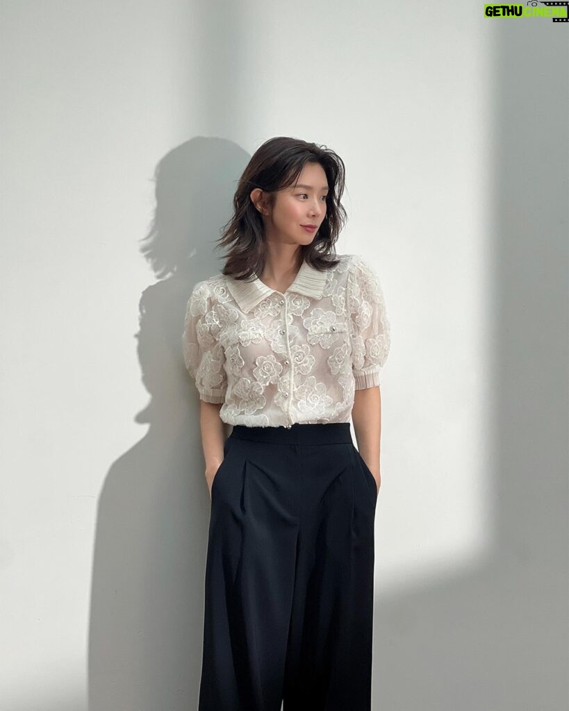 Lee Ju-bin Instagram - MINE X marieclaire 봄의 설레임과 함께한 행복한 촬영이었습니다💚💜 #마인 #마리끌레르코리아