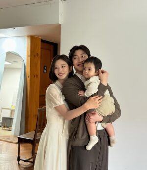 Lee Ju-bin Instagram - 엄마랑 아빠랑 건우랑