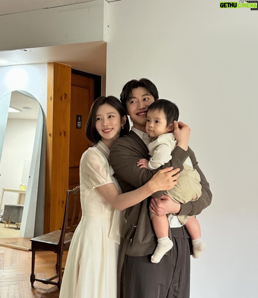 Lee Ju-bin Instagram - 엄마랑 아빠랑 건우랑