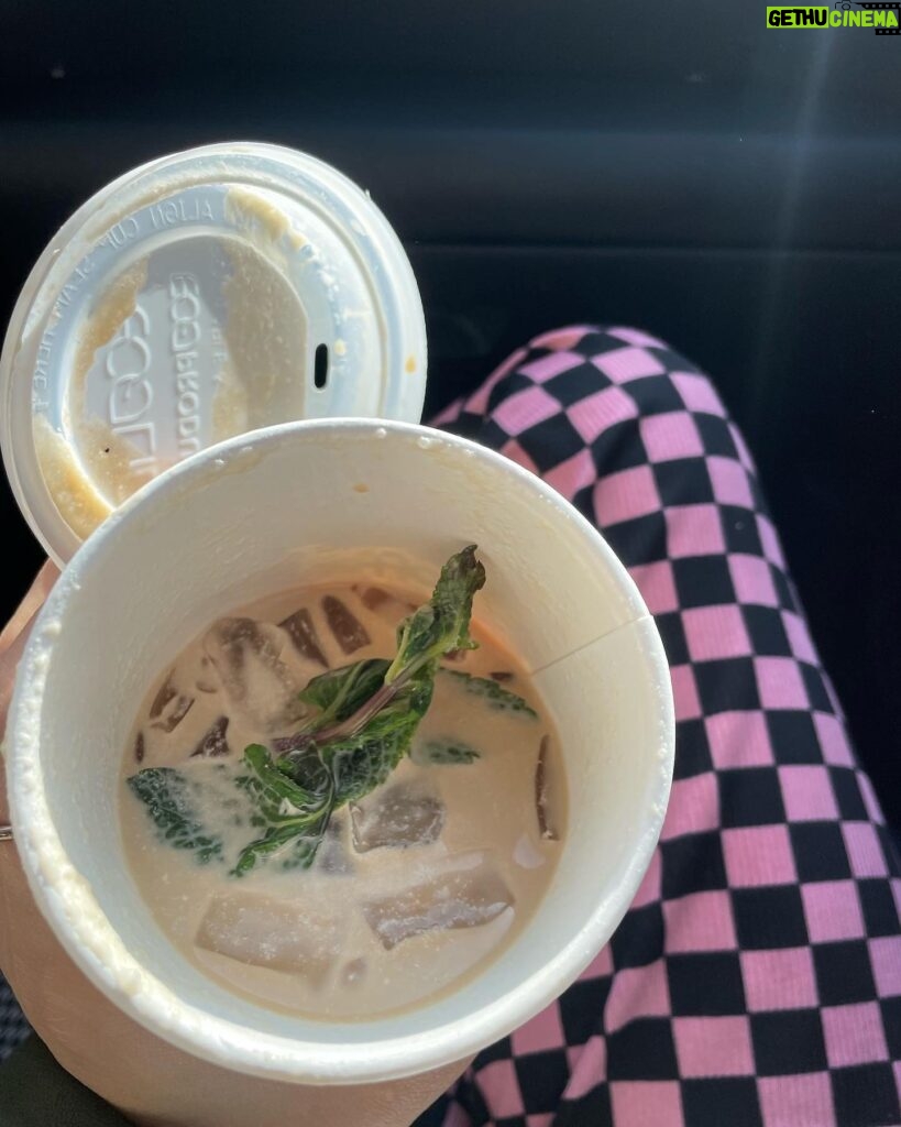 Lee Ju-bin Instagram - 아이스민트모히토커피라는것을마셔보았다생각보다맛있었다 생각보다는 맛있었고 조금 혼스러웠고 여튼 이거 좋아하는 사람?