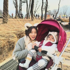 Lee Ju-bin Instagram - 세상에서 제일 멋있는 놈이야 #눈물의여왕