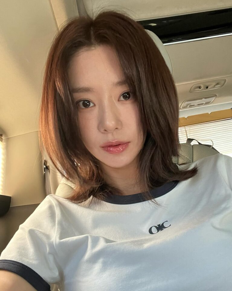 Lee Ju-bin Instagram - 출근 전 🤩 퇴근 후😞