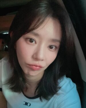 Lee Ju-bin Instagram - 출근 전 🤩 퇴근 후😞