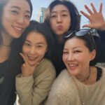 Lee Mi-do Instagram - 광역버스타고 서울나들이 성북동 입구에서 만나 점심에 딱 두시간만 오픈하는 노포 맛집에서 평안만두 오마카세 먹고 12월 같지 않은 햇살에 청계천 길가에 서서 4시간 수다 이 모든게 하나 불편함 없이 너무 편안해서 너네가 있어서 내 인생 살맛난다 #25년째베프 #6525 #YouGoWeGo