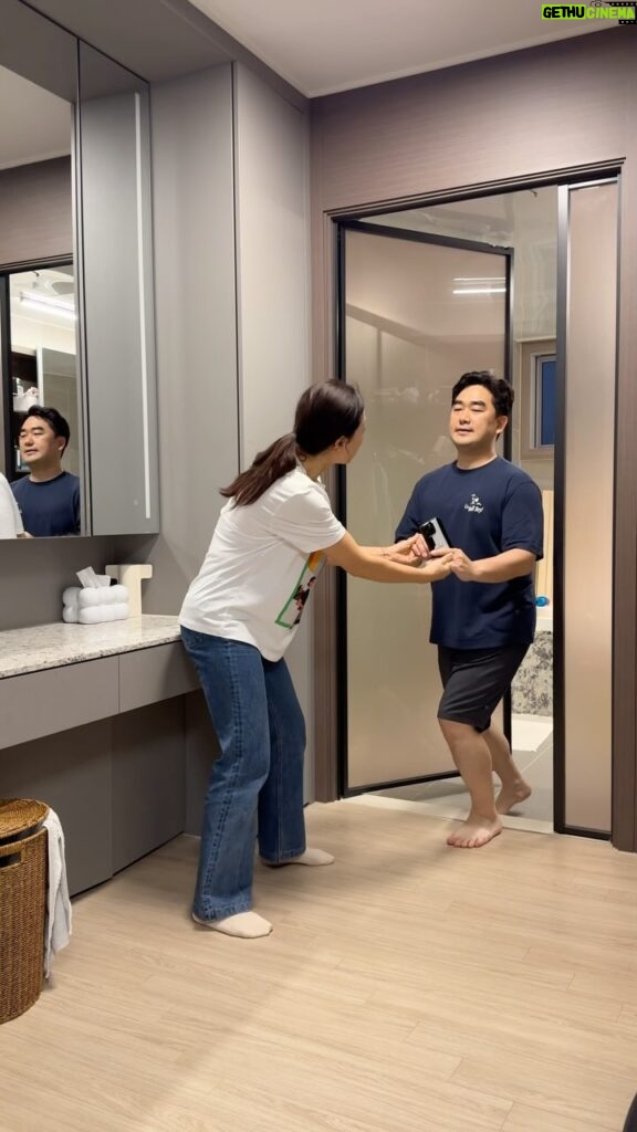 Lee Mi-do Instagram - 화장실에서 남편 꺼내기.. Getting My Husband Out of the Bathroom..