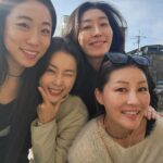 Lee Mi-do Instagram - 광역버스타고 서울나들이 성북동 입구에서 만나 점심에 딱 두시간만 오픈하는 노포 맛집에서 평안만두 오마카세 먹고 12월 같지 않은 햇살에 청계천 길가에 서서 4시간 수다 이 모든게 하나 불편함 없이 너무 편안해서 너네가 있어서 내 인생 살맛난다 #25년째베프 #6525 #YouGoWeGo