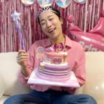 Lee Mi-do Instagram - #광고 주고 받는 케이크 속에 싹트는 사랑👩🏻‍❤‍👨🏻 가정의 달을 한 번에 해결할 수 있는 방법을 제가 알아 냈습니다. #뚜레쥬르 에 모든 기념일을 준비할 수 있는 케이크부터 선물들이 많더라구요! 지금 뚜쥬앱으로 사전예약하면 최대 15%할인은 물론 쿠폰 할인, 경품 응모 기회까지! 해피하게 준비할 수 있답니다.💚 그리고 아버님의 영원한 어린이는 저 맞죠? 역으로 이벤트 준비해주신 아버님 감사합니다🫶🏻 #뚜레쥬르 #가정의달 #어버이날 #어린이날 #케이크