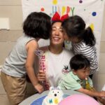 Lee Mi-do Instagram - 카톡 생일 알람 꺼두고 친정부모님의 생일축하노래 전화로 시작한 하루. 도형이 봐줄테니 실컷 데이트 하고 오라는 조카 @_uunji_ 덕분에 짝꿍 손 잡고 광역버스 타고 나가 가보고 싶었던 용리단길가서 친구커플과 원없이 밤놀이하고 매년 시어머니가 싸주시는 생일잔치 음식 받아와서 동생네 가족들과 원없이 먹고 다쓰고 이렇게 팔이 아팠던 적이 없었다는 도형이의 편지 받고 원없이 감동 받았던 일 년 중 날이 가장 좋은 날