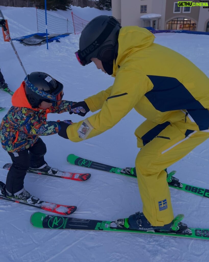 Lee Mi-do Instagram - 여기는 3살 어린이부터 어른들까지 모두가 스키스키⛷️🎿 최정상에서 내려오는 3살 아이들도 수두룩인데 스키복 입은 애들은 그냥 다 러블리 🫶🏻 감자왕자가 드디어 미니클럽에 적응해서 우리도 아침9시부터 오후5시까지 맘껏 스키타고 감자는 밤마다 댄스파티 ㅋㅋㅋㅋ #홋가이도 #클럽메드토마무