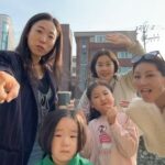 Lee Mi-do Instagram - 광역버스타고 서울나들이 성북동 입구에서 만나 점심에 딱 두시간만 오픈하는 노포 맛집에서 평안만두 오마카세 먹고 12월 같지 않은 햇살에 청계천 길가에 서서 4시간 수다 이 모든게 하나 불편함 없이 너무 편안해서 너네가 있어서 내 인생 살맛난다 #25년째베프 #6525 #YouGoWeGo