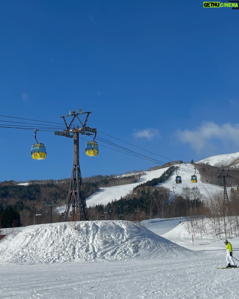 Lee Mi-do Instagram - 여기는 3살 어린이부터 어른들까지 모두가 스키스키⛷️🎿 최정상에서 내려오는 3살 아이들도 수두룩인데 스키복 입은 애들은 그냥 다 러블리 🫶🏻 감자왕자가 드디어 미니클럽에 적응해서 우리도 아침9시부터 오후5시까지 맘껏 스키타고 감자는 밤마다 댄스파티 ㅋㅋㅋㅋ #홋가이도 #클럽메드토마무