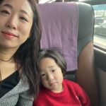 Lee Mi-do Instagram - 광역버스타고 서울나들이 성북동 입구에서 만나 점심에 딱 두시간만 오픈하는 노포 맛집에서 평안만두 오마카세 먹고 12월 같지 않은 햇살에 청계천 길가에 서서 4시간 수다 이 모든게 하나 불편함 없이 너무 편안해서 너네가 있어서 내 인생 살맛난다 #25년째베프 #6525 #YouGoWeGo