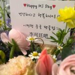 Lee Min-jung Instagram - 올해는 눈이 유독 많이 오는거같네요..미국다녀와서 피곤해서 @leedslab.official #리즈랩 먹고 나왔는데 지나가다 광고보고 반가워서찍^^ 저의 생일이 지났지만 축하해주신 팬분들도 너무 감사해요!! 매일 매일 감사할일들에 감동하며 살고 있는 요즘…. 모두 모두 건강조심하시고 다들 행복한일 감사할일 많이 생겼으면 좋겠네요!!!!