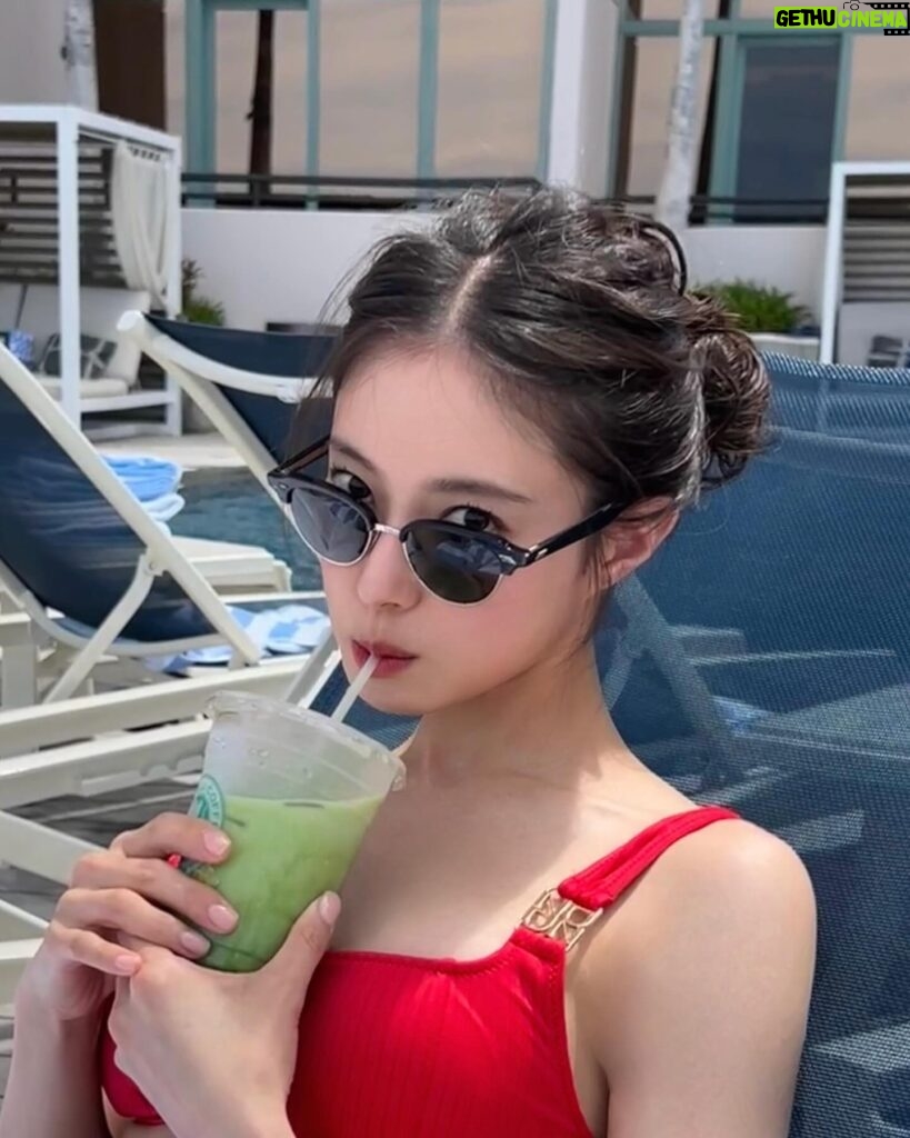 Lee Se-young Instagram - 🏖️