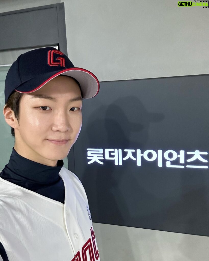 Lee Seung-hoon Instagram - 야구… 좋아하세요? #롯데자이언츠 ⚾️