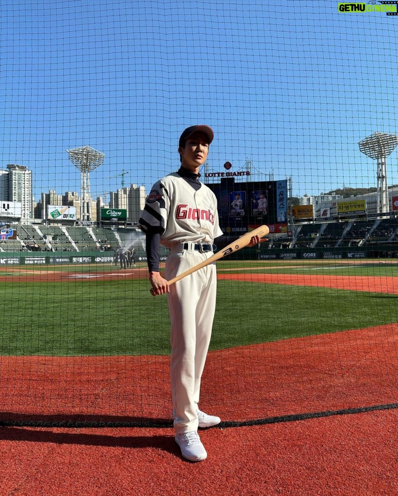 Lee Seung-hoon Instagram - 야구… 좋아하세요? #롯데자이언츠 ⚾️