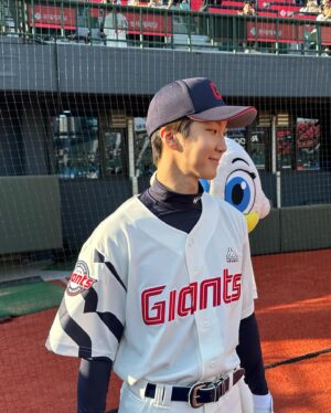 Lee Seung-hoon Instagram - 야구… 좋아하세요? #롯데자이언츠 ⚾️