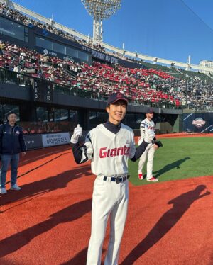 Lee Seung-hoon Instagram - 야구… 좋아하세요? #롯데자이언츠 ⚾️