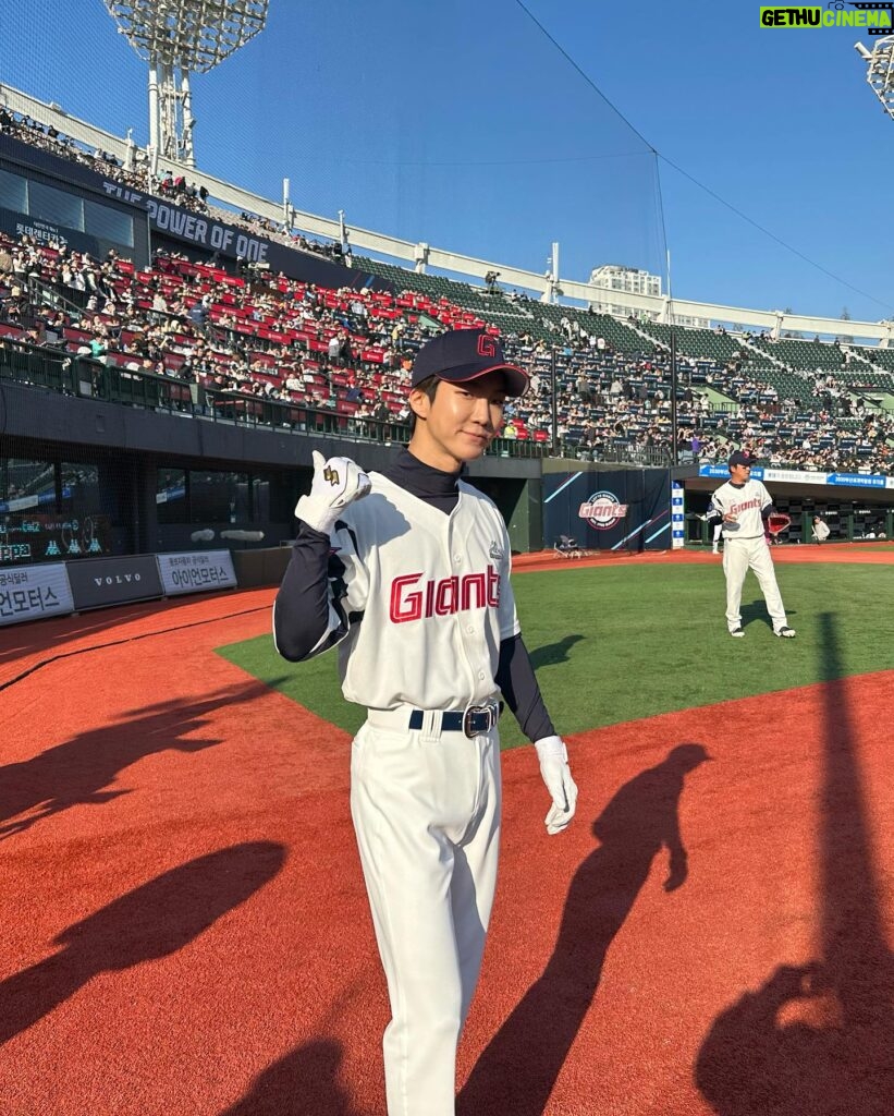 Lee Seung-hoon Instagram - 야구… 좋아하세요? #롯데자이언츠 ⚾️