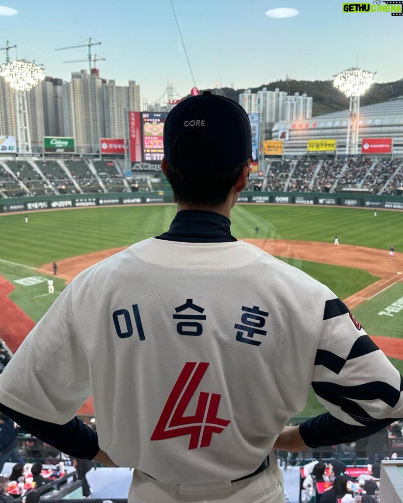 Lee Seung-hoon Instagram - 야구… 좋아하세요? #롯데자이언츠 ⚾️