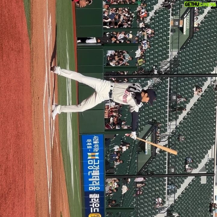 Lee Seung-hoon Instagram - 야구… 좋아하세요? #롯데자이언츠 ⚾️