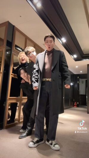 Lee Seung-hoon Instagram - 위너 2022 콘서트 더 서클 : 더 무비 지금바로 CGV에서 만나보세요😙😎🥺🙃
