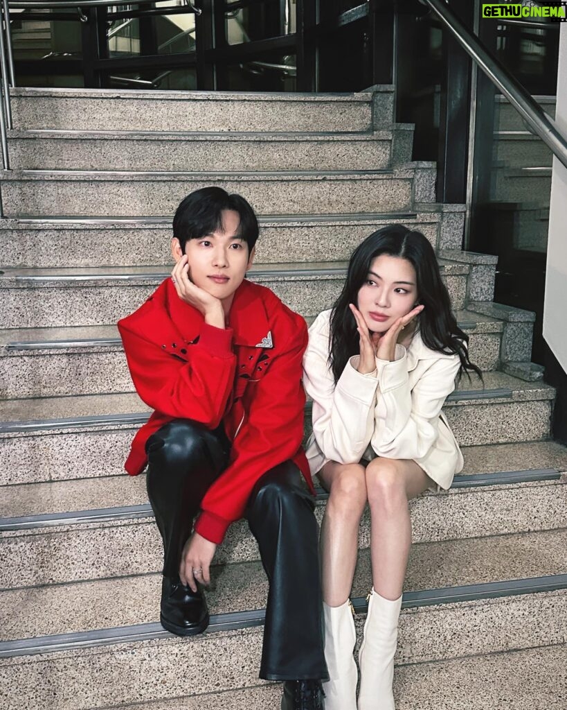 Lee Sun-bin Instagram - 병태랑 지영이랑 #악뮤의오날오밤 다녀왔슈❤️ 오늘 #소년시대 마지막화 보구 오날오밤으로 넘어오셔유~❤️ 크리스마스 선물로 노래 선물 드릴게유🎉