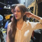 Lee Sung-kyoung Instagram - 우리자기들 만나러 엠카 갔는데, 무려 제 엠카데뷔라고 추카케이쿠풍선 꾸며준 환승연애팀🩵 너무나 사랑스럽게 환영해주신 엠카팀 너무 감사합니다🩵 무엇보다 엠카왔으니 해볼거 다 해보라고 투어도시켜주고, 초보 음방러 잘 도와주고, 좋은곡 부를 수 있게 해줘서 감쟈고구마 옹스리🩵 그리고.... 진짜진짜💖 낯선 방송국에 오전일찍부터 와서 소리도 크게 질러주고 나 잘 할 수 있게 도와준 우리 반짝이들 너무 고맙고 사랑해요🩵 바이블의 첫 엠카나들이 후기 끝!! #결론은엠카짱환연짱반짝이짱 #저엠카데뷔했대요ㅋㅋㅋ #엔딩포즈도했지뭐에요